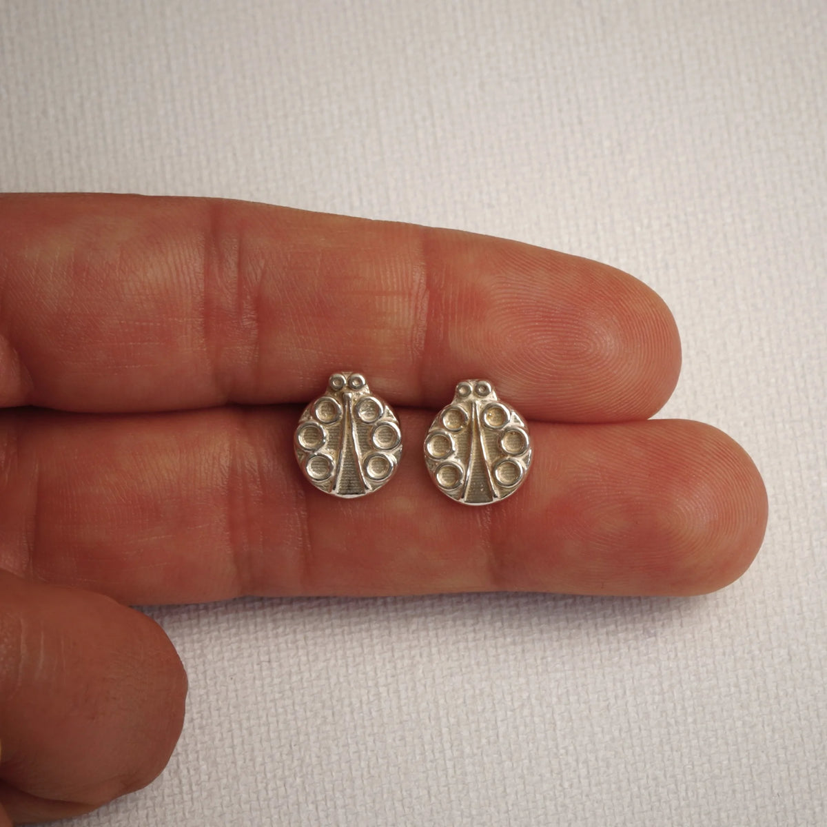 „Marienkäfer“-Mini-Ohrstecker aus 925er Silber – Glückssymbol | Art Diva