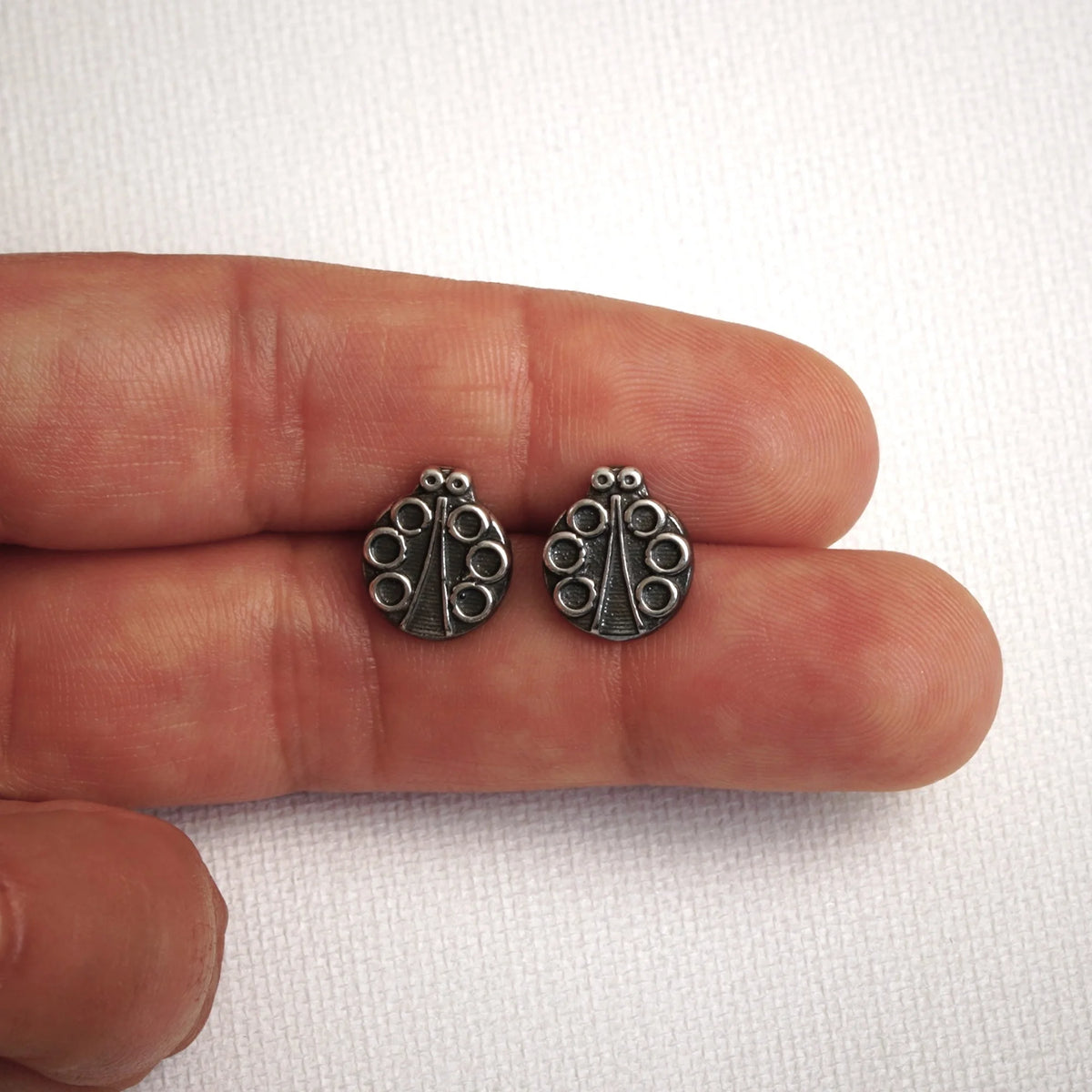 „Marienkäfer“-Mini-Ohrstecker aus 925er Silber – teilweise oxidiert im Vintage-Stil | Art Diva