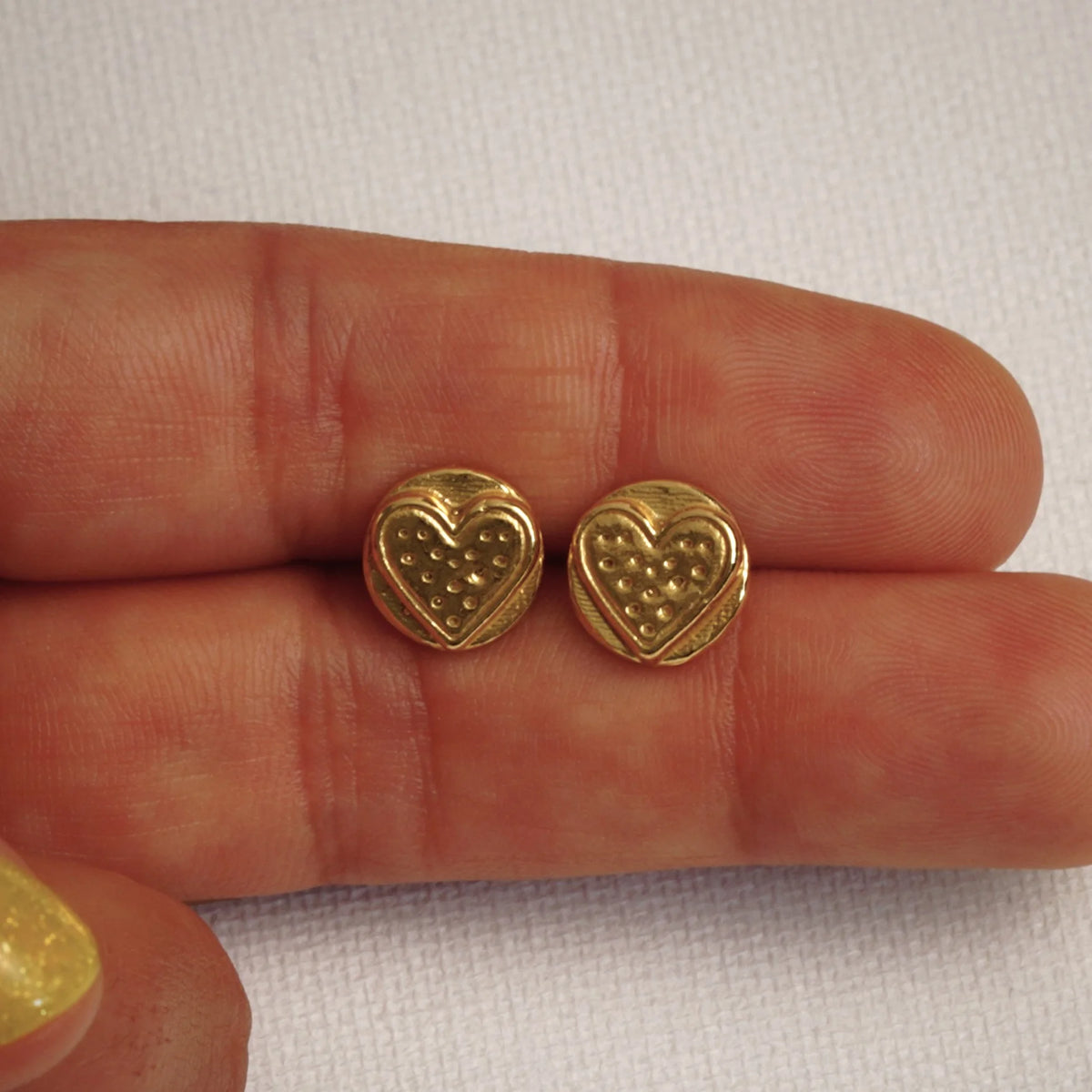 „Herz“-Mini-Ohrstecker aus vergoldetem 925er Silber – romantische Ohrringe | Art Diva