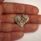 Talisman für Liebe und Geborgenheit – handgefertigter Herzanhänger aus 925er Silber mit Blume und goldfarbenen Akzenten im Boho- und rustikalen Stil | Art Diva