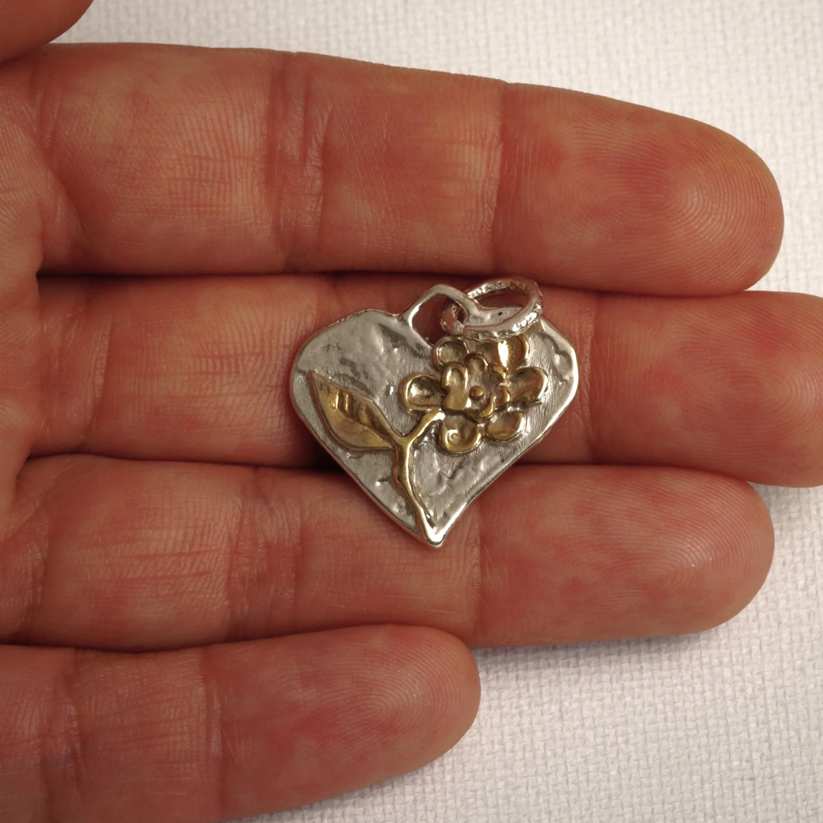 Talisman für Liebe und Geborgenheit – handgefertigter Herzanhänger aus 925er Silber mit Blume und goldfarbenen Akzenten im Boho- und rustikalen Stil | Art Diva