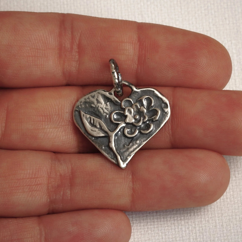 Herzanhänger mit Blume aus 925er Silber – handgefertigter Liebestalisman und Skulpturenschmuck im Boho-Stil, ideales Geschenk für Mutter, Tochter oder Freundin | Art Diva