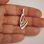 „Schmetterlingsflügel“ – Anhänger aus 925er Silber, Amulett für Freiheit und Licht, handgefertigter Skulpturenschmuck im Boho- und rustikalen Stil | Art Diva