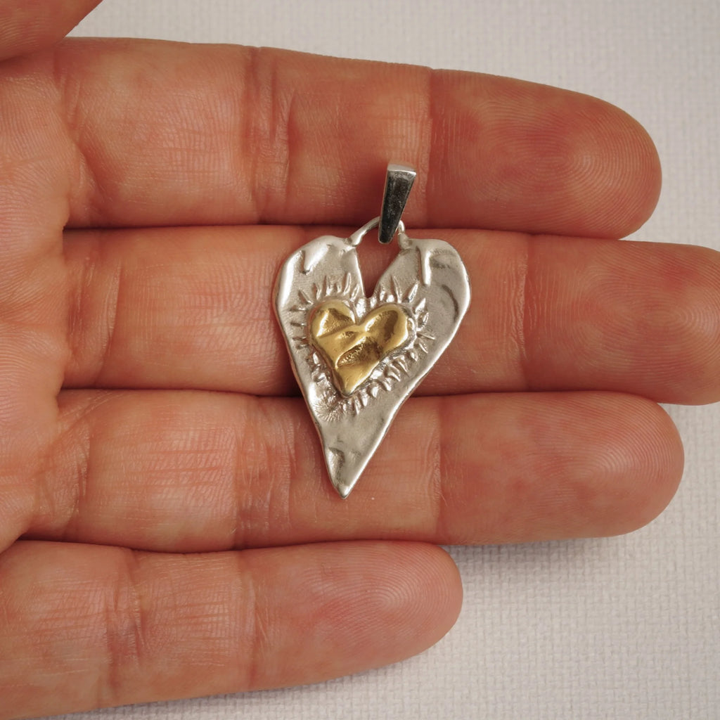 Herz-Anhänger mit goldenem Herz aus 925er Silber – Talisman für Liebe und tiefe Verbundenheit, handgefertigt im Boho- und rustikalen Stil | Art Diva
