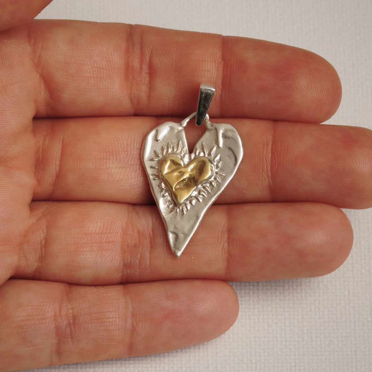 Herz-Anhänger mit goldenem Herz aus 925er Silber – Talisman für Liebe und tiefe Verbundenheit, handgefertigt im Boho- und rustikalen Stil | Art Diva