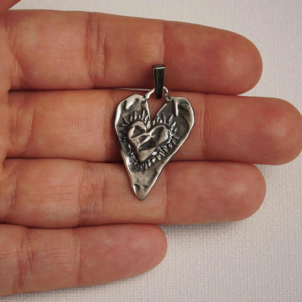 Herz-in-Herz-Anhänger aus 925er Silber – Talisman für Liebe und tiefe Verbundenheit, handgefertigter Skulpturenschmuck im Boho- und rustikalen Stil | Art Diva