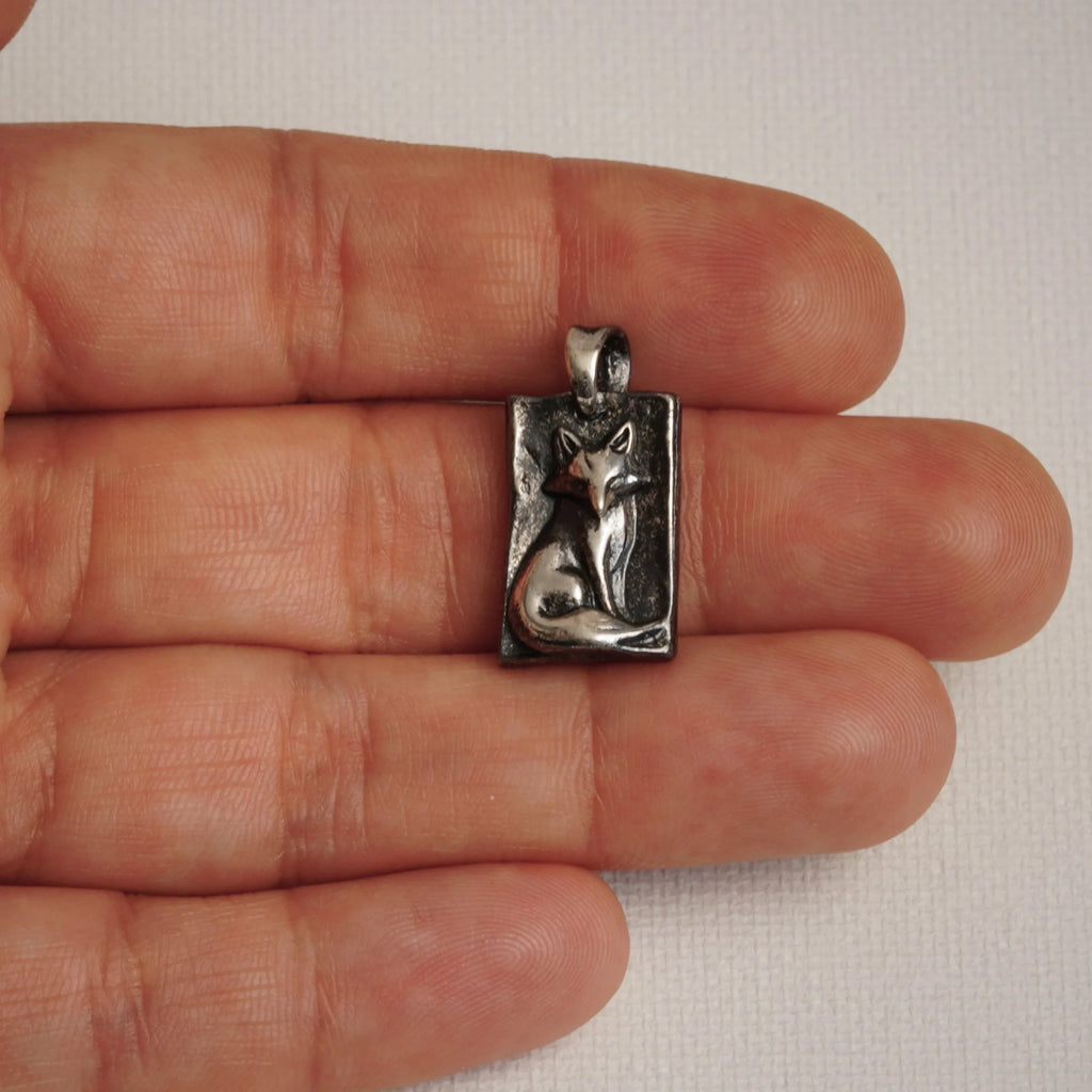 „Fuchs“ – oxidierter, handgefertigter Anhänger aus 925er Silber, Skulpturenschmuck im Boho- und rustikalen Stil | Art Diva