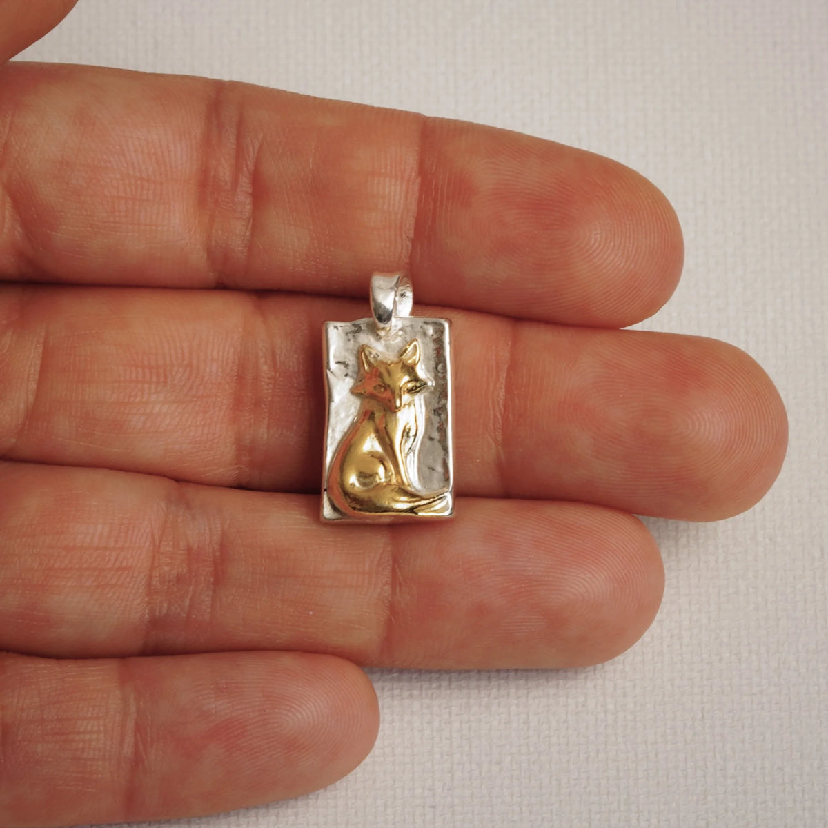 „Fuchs“ – handgefertigter Anhänger aus 925er Silber mit goldfarbenen Akzenten, Symbol für Intuition und Anmut, skulpturales Schmuckstück | Art Diva