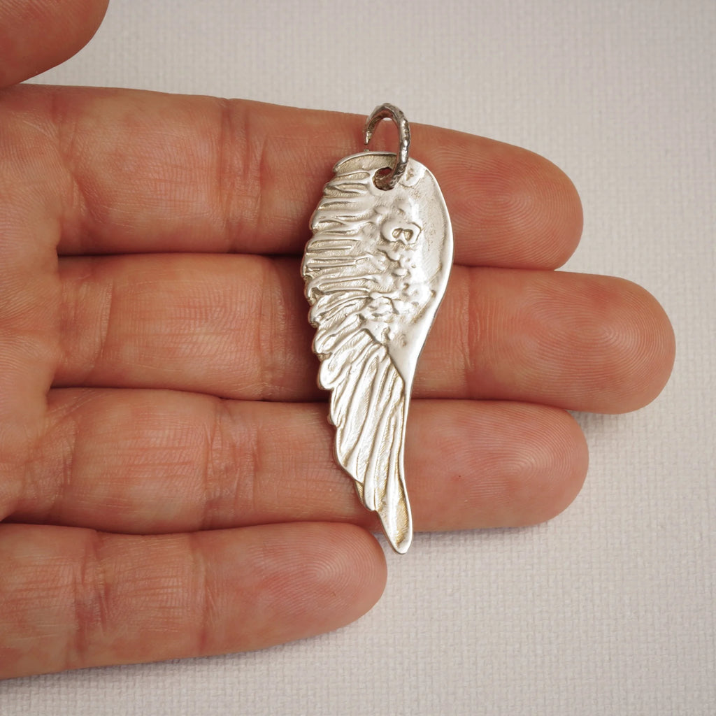Engelsflügel-Anhänger aus 925er Silber – handgefertigter Skulpturenschmuck im Boho- und rustikalen Stil, Talisman für Schutz und spirituelle Kraft | Art Diva