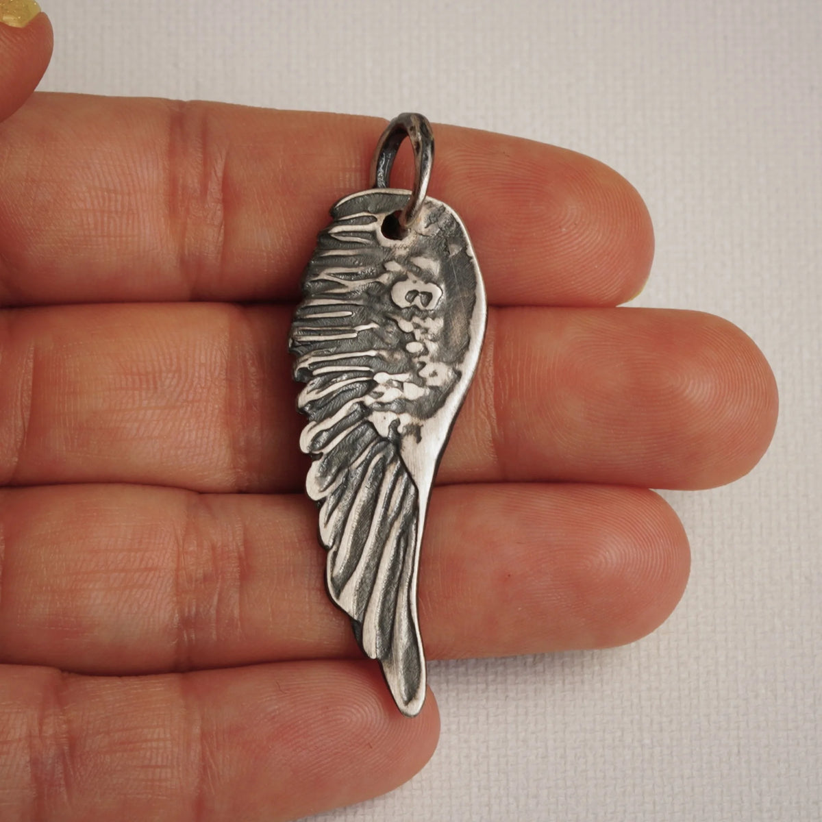 Anhänger aus 925er Silber mit Engelsflügel – Schutztalisman, handgefertigter Skulpturenschmuck im Boho-Stil, ideales Geschenk für Mutter, Tochter oder Freundin | Art Diva