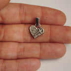 „Glaube an die Liebe“-Miniaturanhänger aus 925er Silber – christliches Herz mit Kreuz, handgefertigtes Symbol spiritueller Liebe | Art Diva