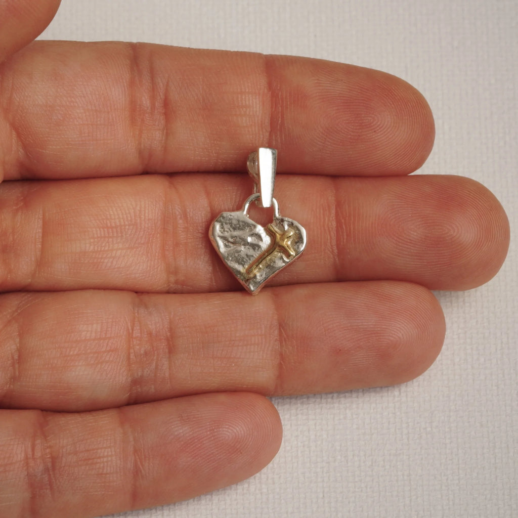 „Glaube an die Liebe“-Miniaturanhänger mit Herz und Kreuz aus 925er Silber mit vergoldeten Akzenten – handgefertigtes Symbol spiritueller Liebe, rustikaler Skulpturenschmuck aus der Kollektion „Glanz“ | Art Diva