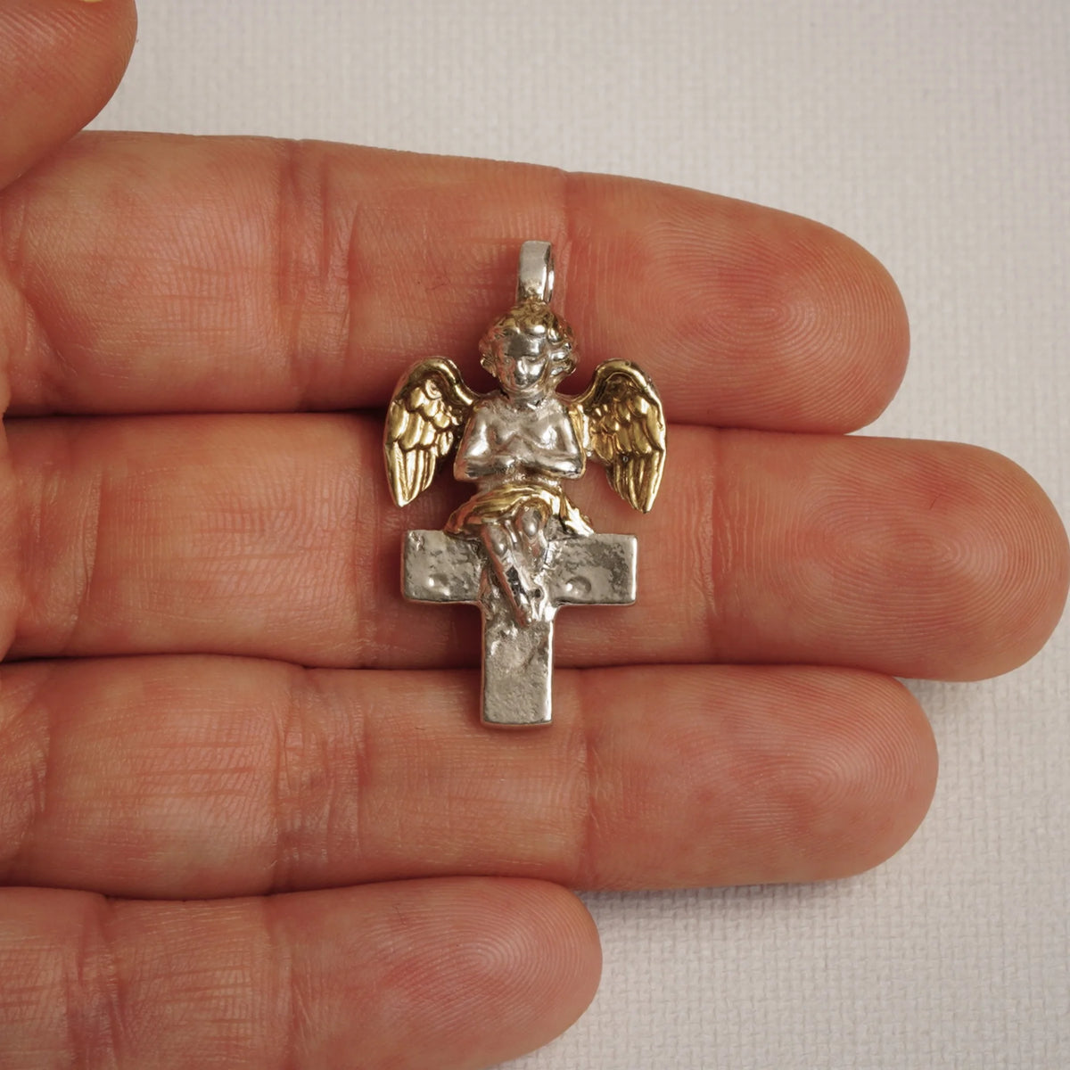 „Engel auf dem Kreuz“-Anhänger für Damen aus 925er Silber – handgefertigter Talisman für Schutz und Licht, Skulpturenschmuck im Boho- und rustikalen Stil | Art Diva