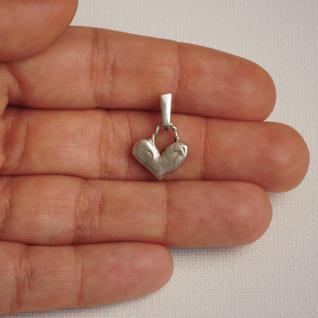 Kleines Herz – Anhänger aus 925er Silber | Talisman für Liebe & Verbundenheit | Art Diva