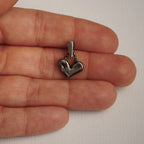 Kleines Herz mit gedrehter Öse – Anhänger aus 925er Silber | Symbol für Liebe & Verbundenheit | Art Diva