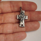 925er Silberanhänger „Kreuz mit Herz“ – handgefertigter Boho-Talisman für Glaube und Liebe, skulpturales Schmuckstück und Geschenk für Mutter, Tochter oder Freundin | Art Diva