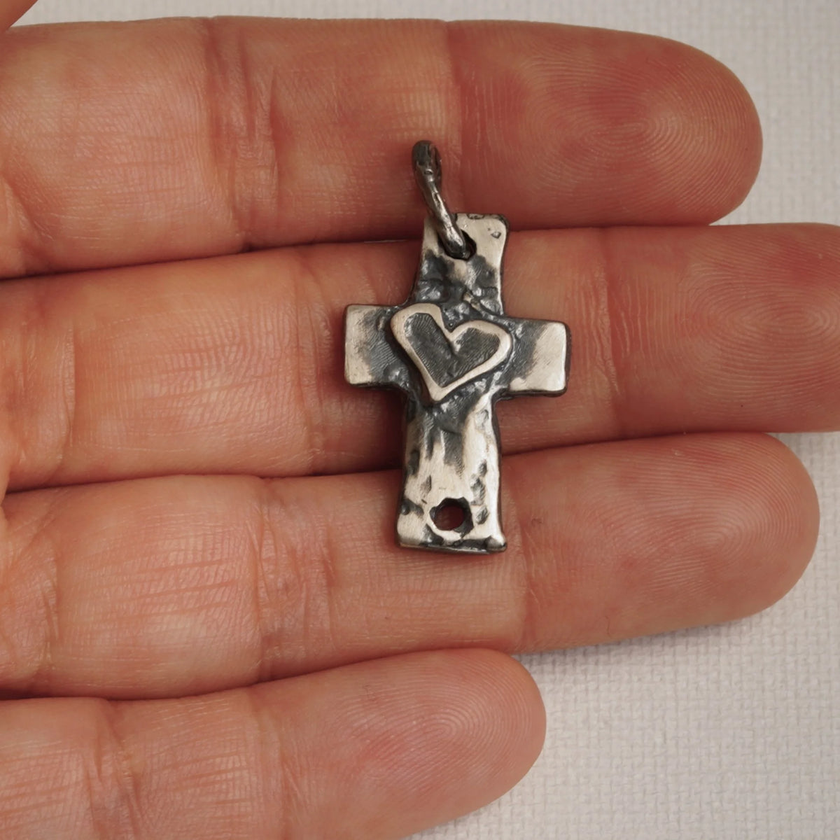 925er Silberanhänger „Kreuz mit Herz“ – handgefertigter Boho-Talisman für Glaube und Liebe, skulpturales Schmuckstück und Geschenk für Mutter, Tochter oder Freundin | Art Diva