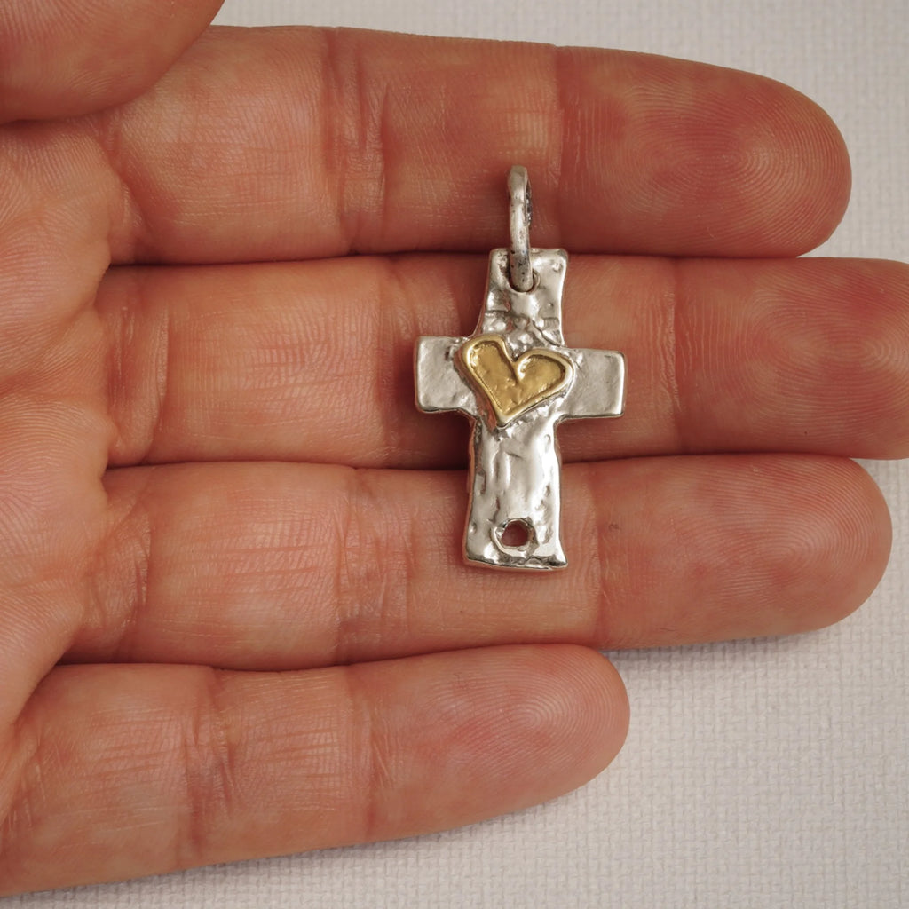 925er Silberanhänger „Kreuz mit Herz“ und goldenen Akzenten – handgefertigter Talisman für Glaube und Liebe im Boho- und rustikalen Stil | Art Diva