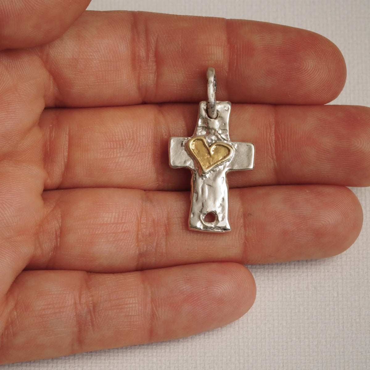 925er Silberanhänger „Kreuz mit Herz“ und goldenen Akzenten – handgefertigter Talisman für Glaube und Liebe im Boho- und rustikalen Stil | Art Diva