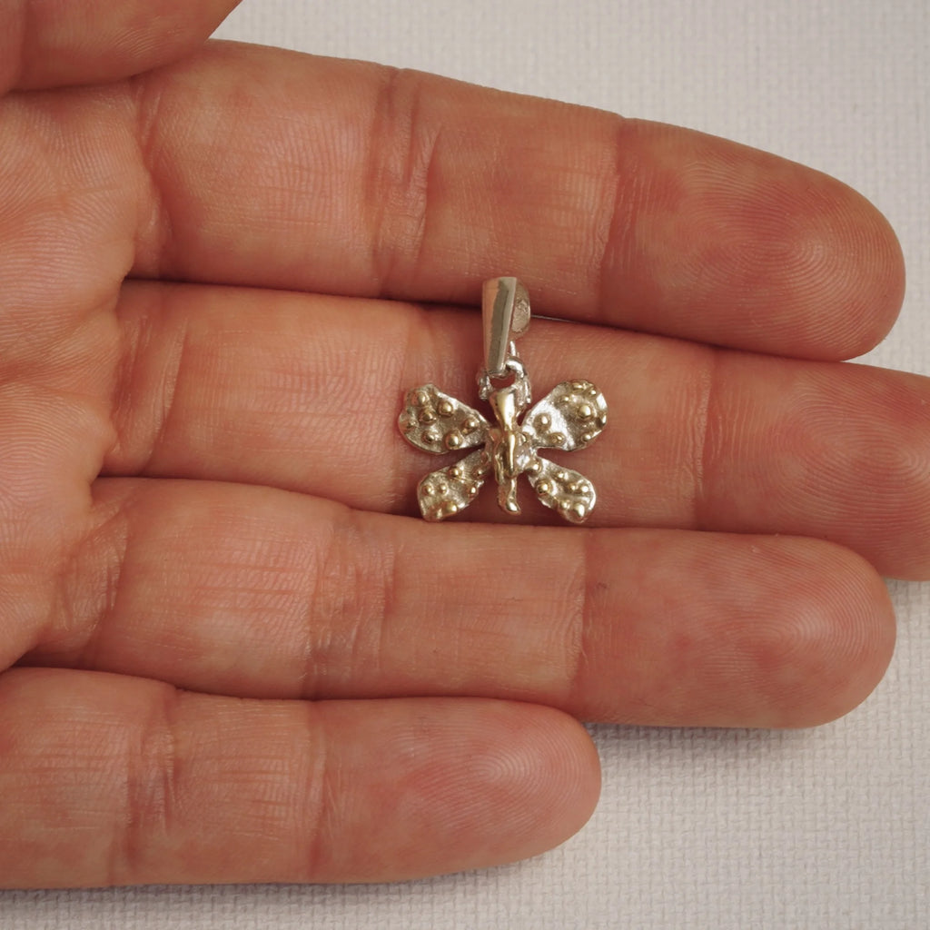 925er Silberanhänger „Kleiner Schmetterling“ mit goldenen Akzenten – Talisman für Wandel und Leichtigkeit, handgefertigt im Boho- und rustikalen Stil | Art Diva