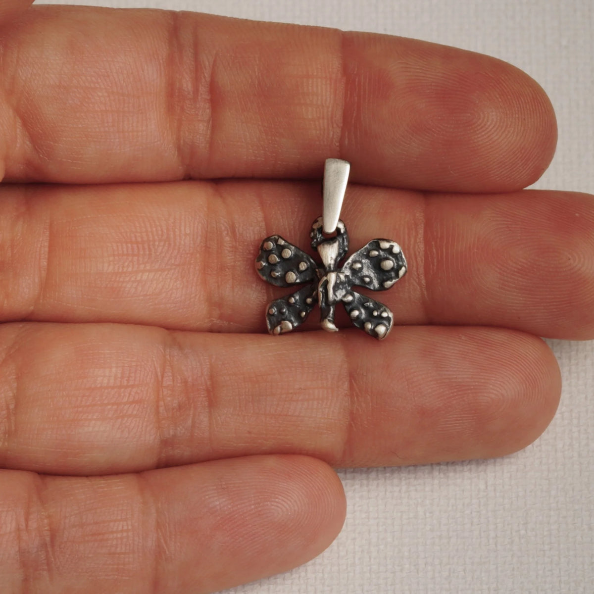 925er Silberanhänger „Kleiner Schmetterling“ – handgefertigter Boho-Talisman für Wandel und Leichtigkeit, skulpturales Schmuckstück und Geschenk für Mutter, Tochter oder Freundin | Art Diva