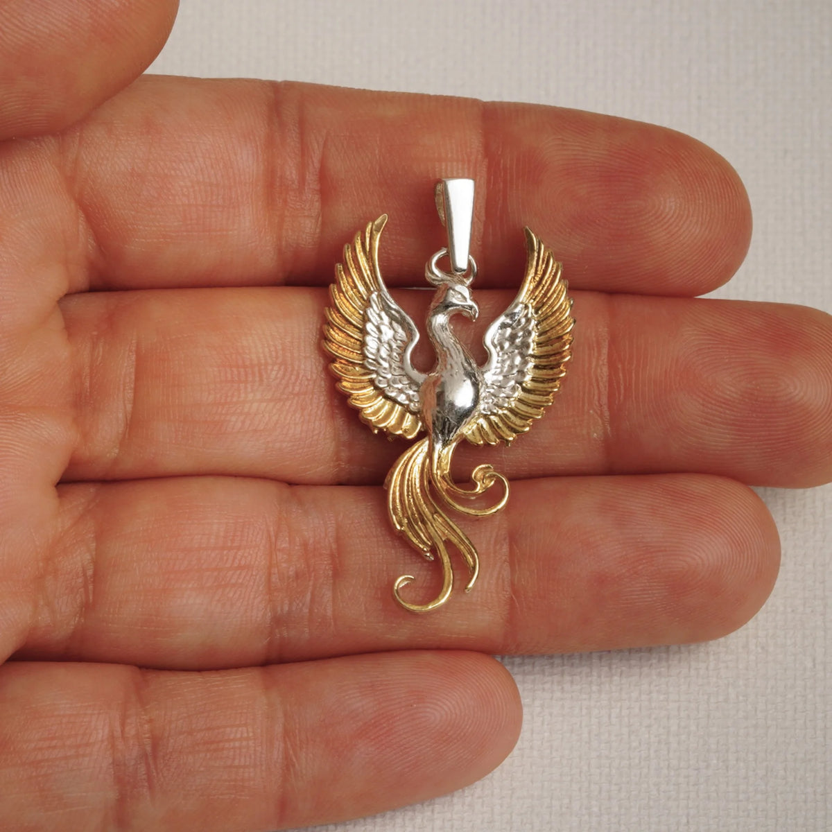 „Phönix“-Anhänger aus 925er Silber mit goldenen Akzenten – handpolierter Talisman für Wiedergeburt, Stärke und Neuanfang, skulpturaler Schmuck im Boho-Rustik-Stil | Art Diva