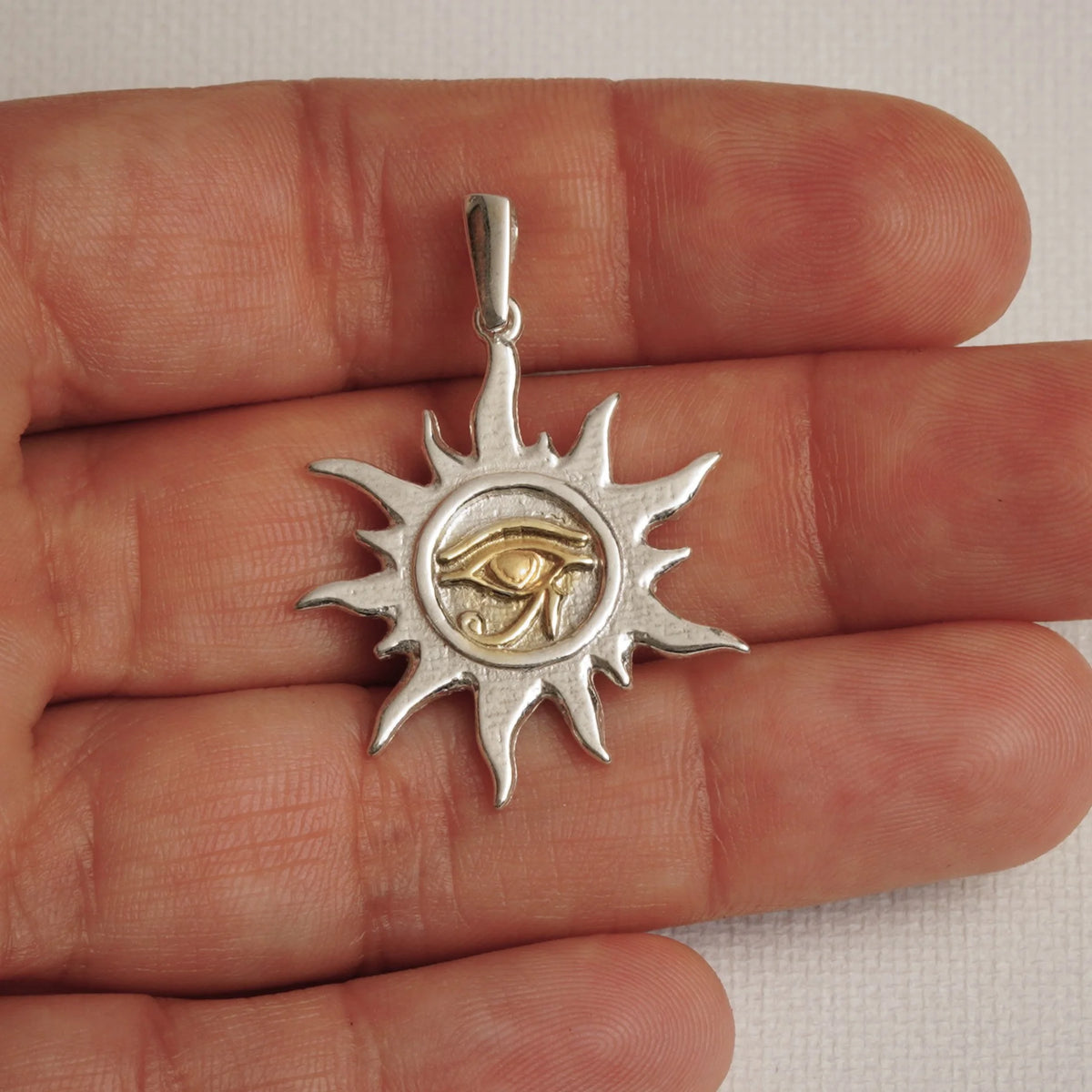 „Auge des Re – Sonnentalisman“-Anhänger aus 925er Silber – handpoliert mit goldenen Akzenten | Art Diva