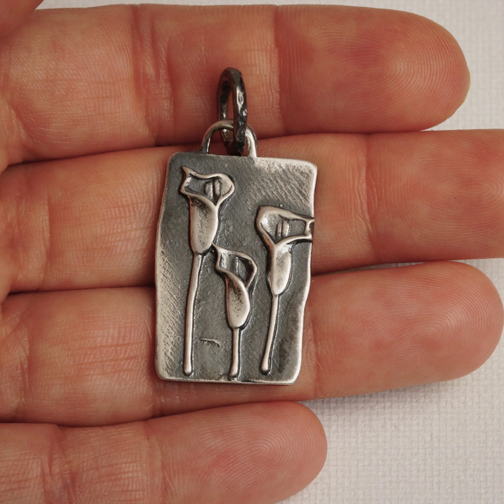 925er Silberanhänger „Drei Calla-Blüten“ – Symbol für Weiblichkeit, Schönheit und Harmonie | Talisman für Freundschaft und Verbundenheit | Art Diva