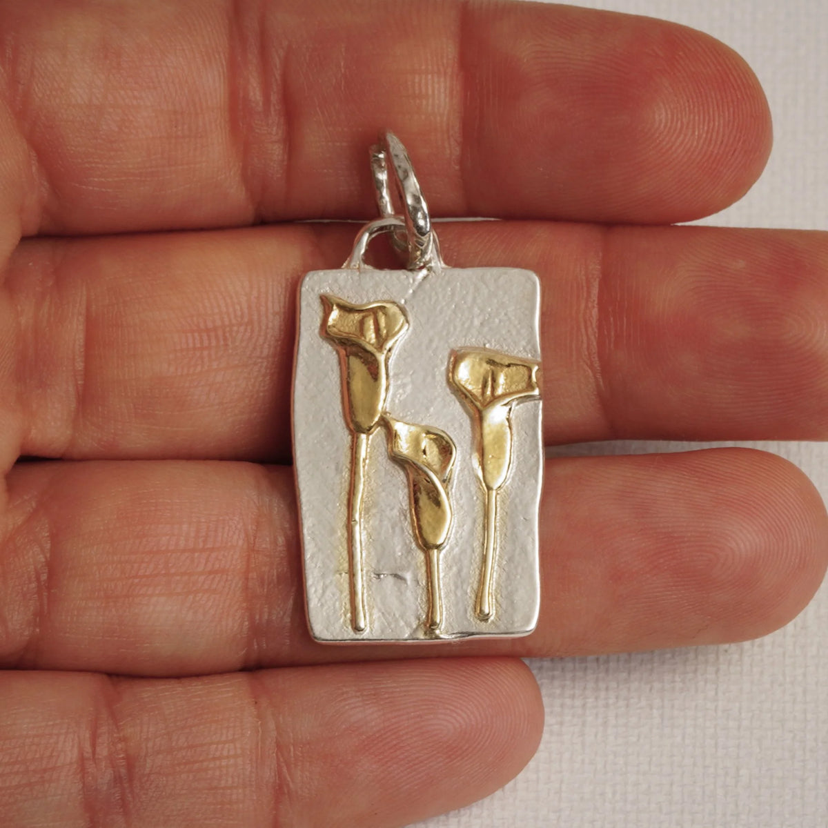 925er Silberanhänger „Drei Calla-Blüten mit goldenen Akzenten“ | Boho – Rustikal – Skulpturaler Schmuck | Handgefertigt | Art Diva