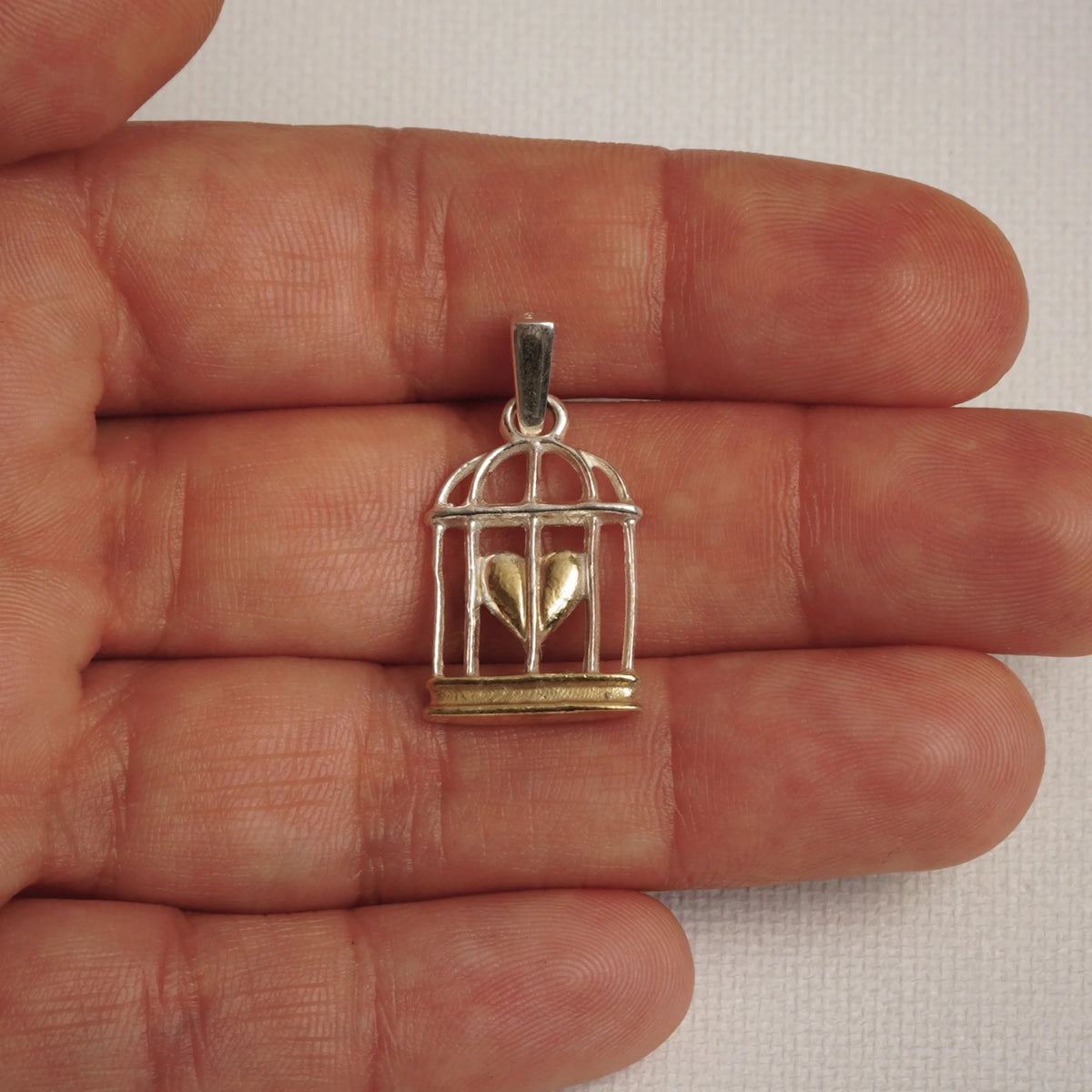 „Herz im Käfig“-Anhänger aus 925er Silber mit goldfarbenem Akzent – Talisman für Stärke, Liebe und emotionale Freiheit, Skulpturenschmuck im Boho- und rustikalen Stil | Art Diva