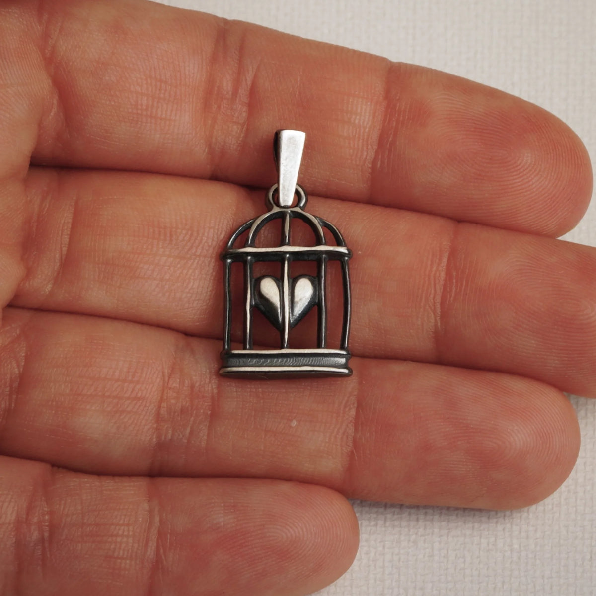 „Herz im Käfig“-Anhänger aus 925er Silber mit oxidierter Oberfläche – Talisman für Liebe und einen freien Geist, Amulett für Gefühle und innere Stärke, Skulpturenschmuck im Boho- und rustikalen Stil | Art Diva