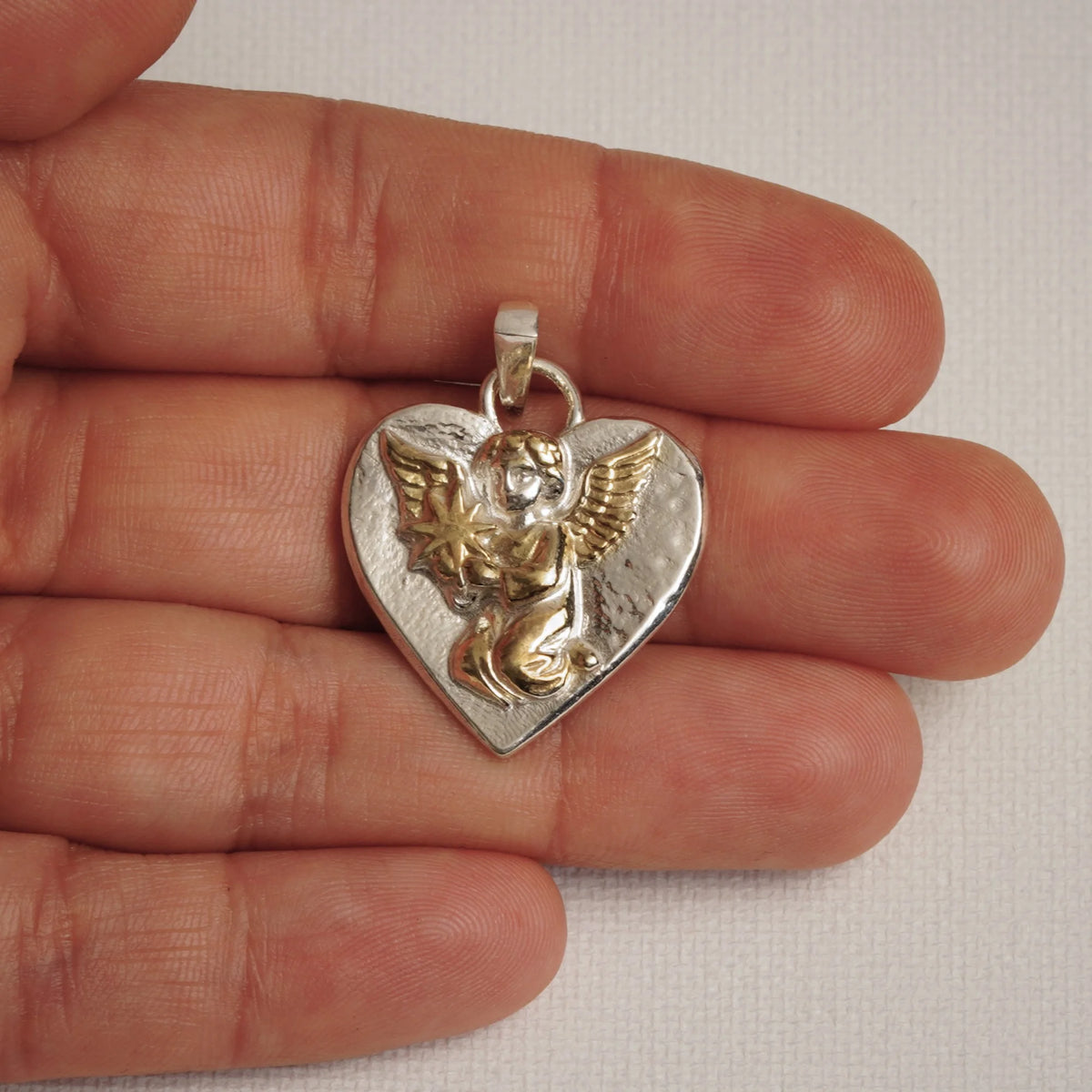 „Himmelsengel mit Stern“-Anhänger aus 925er Silber – handgefertigter Talisman für Liebe und spirituellen Schutz, Skulpturenschmuck im Boho- und rustikalen Stil | Art Diva