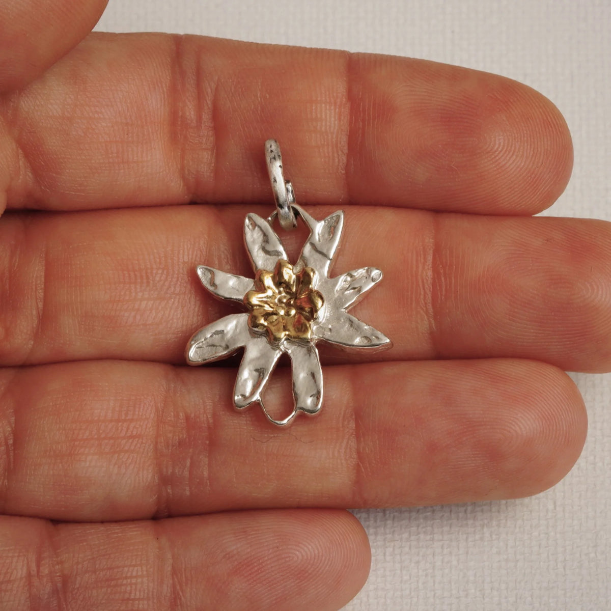 925er Silberelement „Edelweißblüte“ mit goldenen Akzenten – handgefertigter Boho-Talisman für Harmonie, skulpturales Schmuckstück und Geschenk für Mutter, Tochter oder Freundin | Art Diva