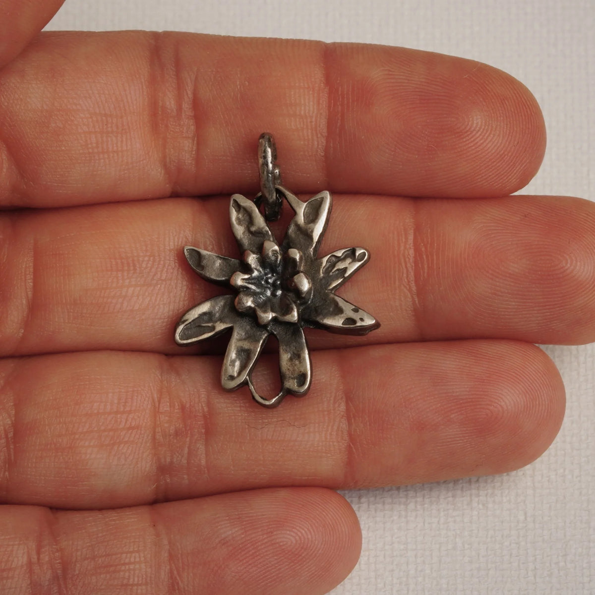 925er Silberelement „Edelweißblüte“ – handgefertigter Boho-Talisman für Harmonie, skulpturales Schmuckstück und Geschenk für Mutter, Tochter oder Freundin | Art Diva