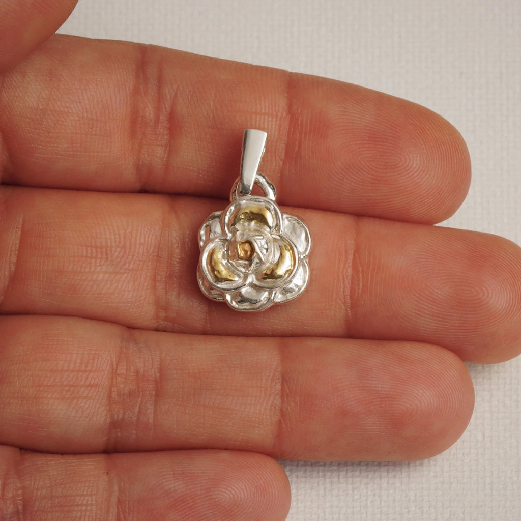„Kamelie“ – handgefertigter Anhänger aus 925er Silber mit goldfarbenen Akzenten, Talisman für Weiblichkeit, innere Stärke und Schönheit, Skulpturenschmuck im Boho- und rustikalen Stil | Art Diva