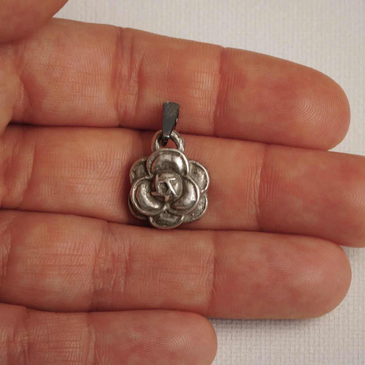 „Kamelie“ – handgefertigter Anhänger aus 925er Silber, Talisman für Schönheit und Eleganz, Skulpturenschmuck im Boho- und rustikalen Stil | Art Diva