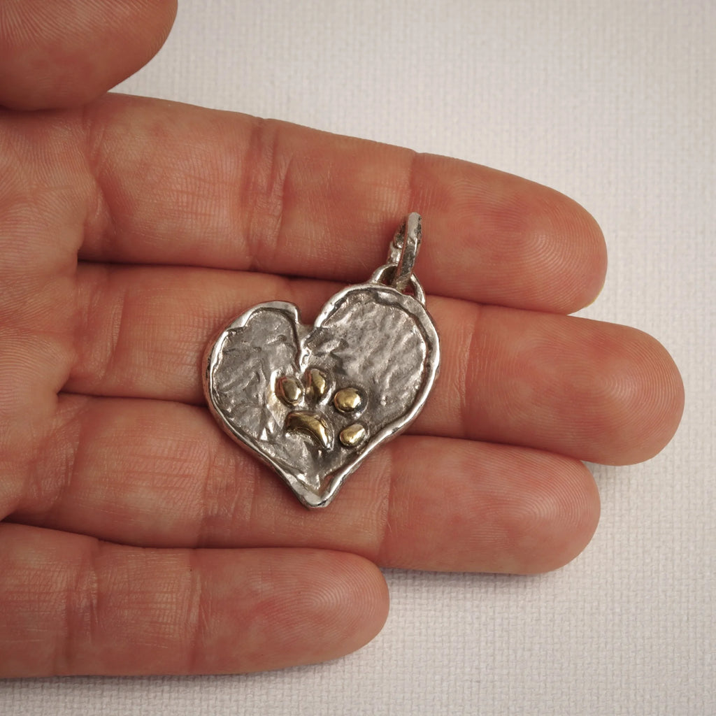 Herz-Anhänger mit Pfote aus 925er Silber und goldfarbenen Akzenten – Talisman für Treue und Tierliebe, handgefertigter Skulpturenschmuck im Boho- und rustikalen Stil, Kollektion „Glanz“ | Art Diva