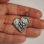 Herz-Anhänger mit Pfote aus 925er Silber – Talisman für Treue und Tierliebe, Schmuckstück im Boho- und rustikalen Stil für Hunde- und Katzenliebhaber | Art Diva
