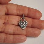 Herz-Anhänger mit Pfote aus 925er Silber – Talisman für Tierliebe, Schmuckstück im Boho- und rustikalen Stil, ideales Geschenk für Mutter, Tochter oder Freundin | Art Diva