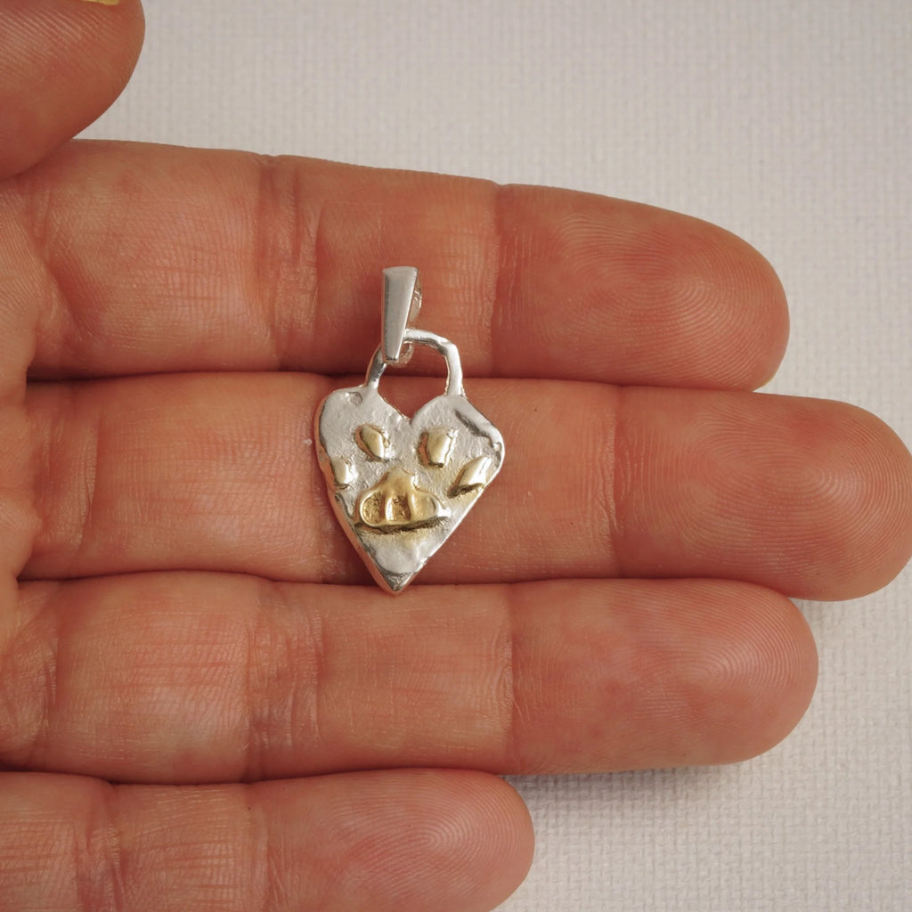 „Flauschige Spur“-Anhänger aus 925er Silber mit vergoldeten Akzenten – Amulett für Liebe und Treue, handgefertigter Skulpturenschmuck im Boho- und rustikalen Stil | Art Diva