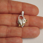 „Verletztes Herz“-Anhänger aus 925er Silber mit goldfarbenem Sicherheitsnadel-Akzent – Symbol für erlebten Schmerz und bleibende emotionale Spuren, Skulpturenschmuck im Boho- und rustikalen Stil | Art Diva
