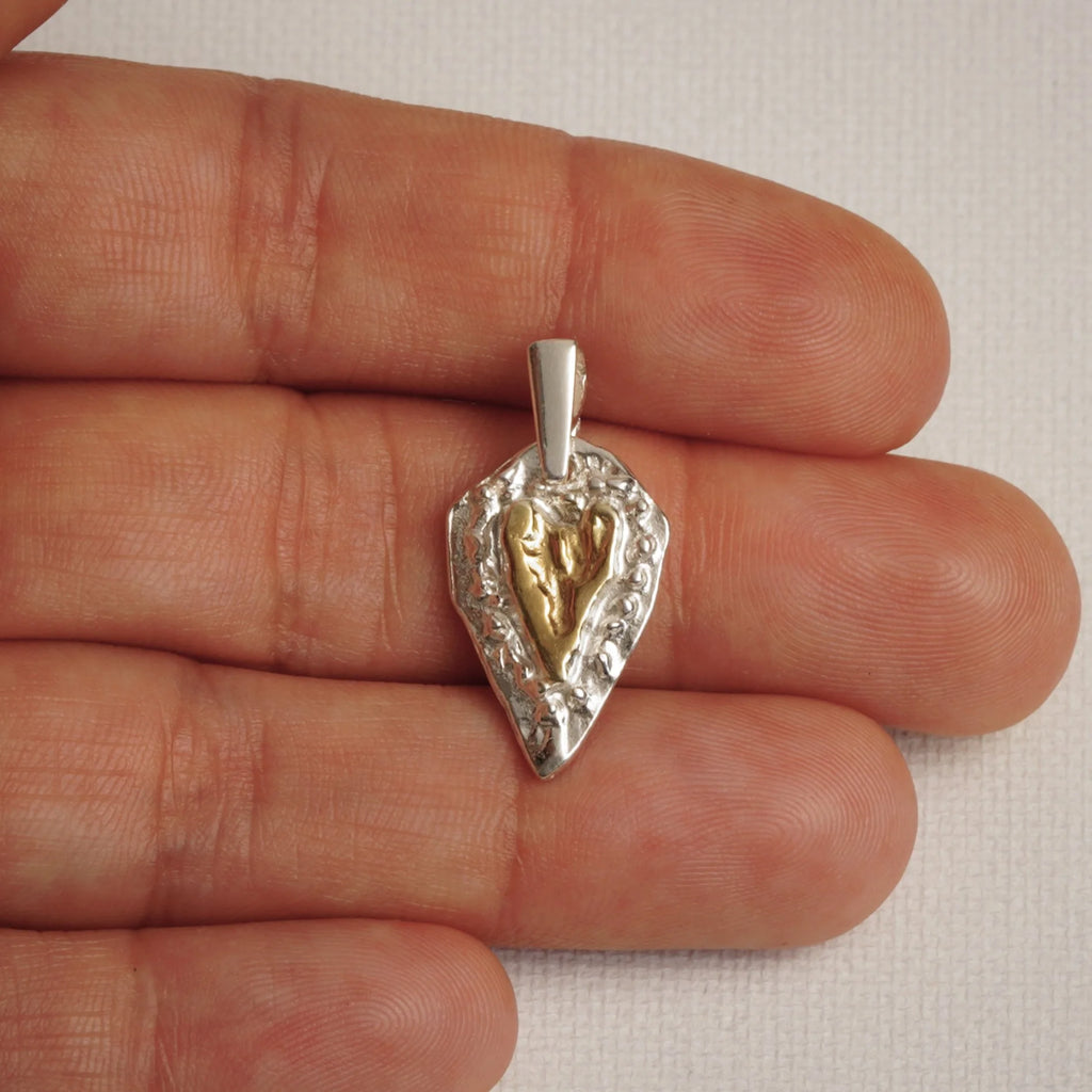 „Herz der Zuneigung“ – handgefertigter Anhänger aus 925er Silber, Talisman für Liebe und Zärtlichkeit, Skulpturenschmuck im Boho- und rustikalen Stil | Art Diva