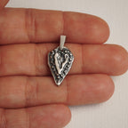 „Herz der Zuneigung“ – handgefertigter Anhänger aus 925er Silber, Talisman für Liebe und Zärtlichkeit, Skulpturenschmuck im Boho- und rustikalen Stil | Art Diva