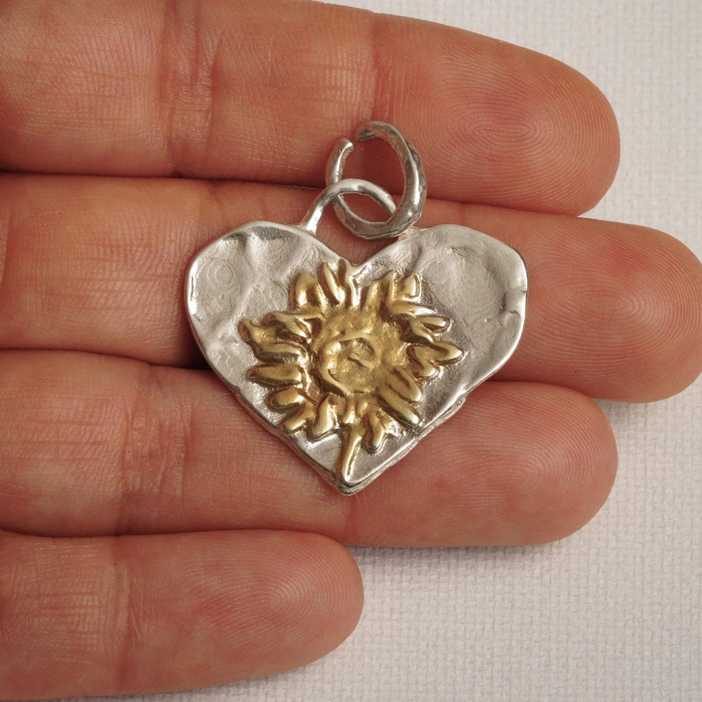 „Herz mit Sonnenblume“-Anhänger aus 925er Silber mit vergoldeten Akzenten – handgefertigter Skulpturenschmuck im Boho- und rustikalen Stil | Art Diva