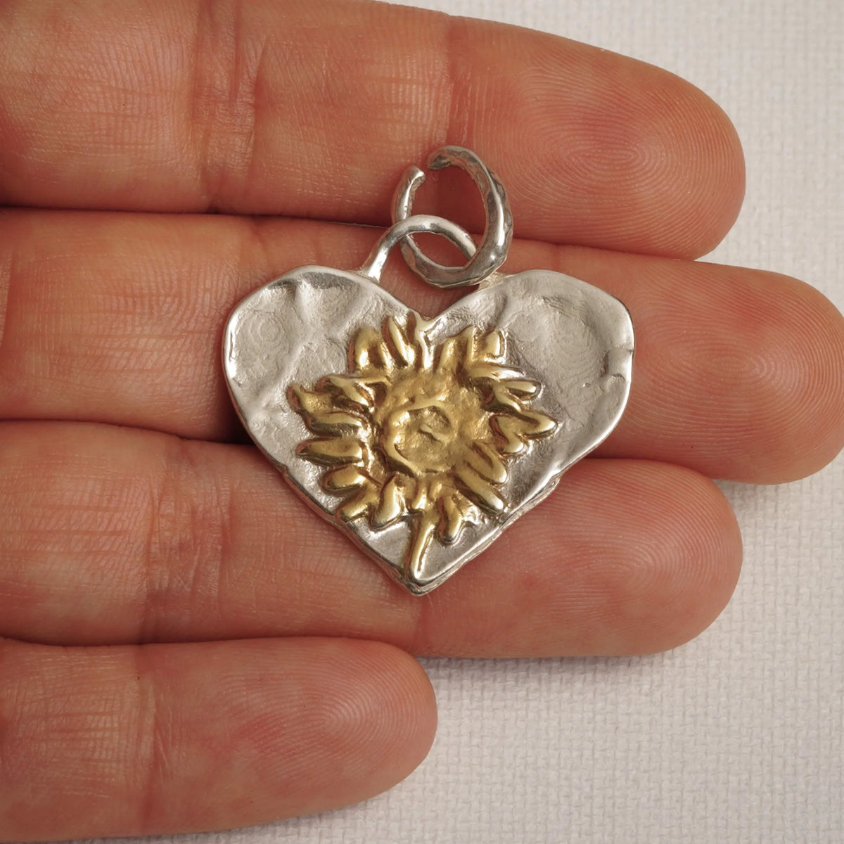 „Herz mit Sonnenblume“-Anhänger aus 925er Silber mit vergoldeten Akzenten – handgefertigter Skulpturenschmuck im Boho- und rustikalen Stil | Art Diva