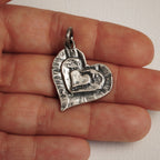 925er Silberschmuck – Anhänger „Mama, Papa und ich“, drei Herzen in einem | Handgefertigter Boho-Talisman für Liebe und Verbundenheit, skulpturales Schmuckstück | Art Diva