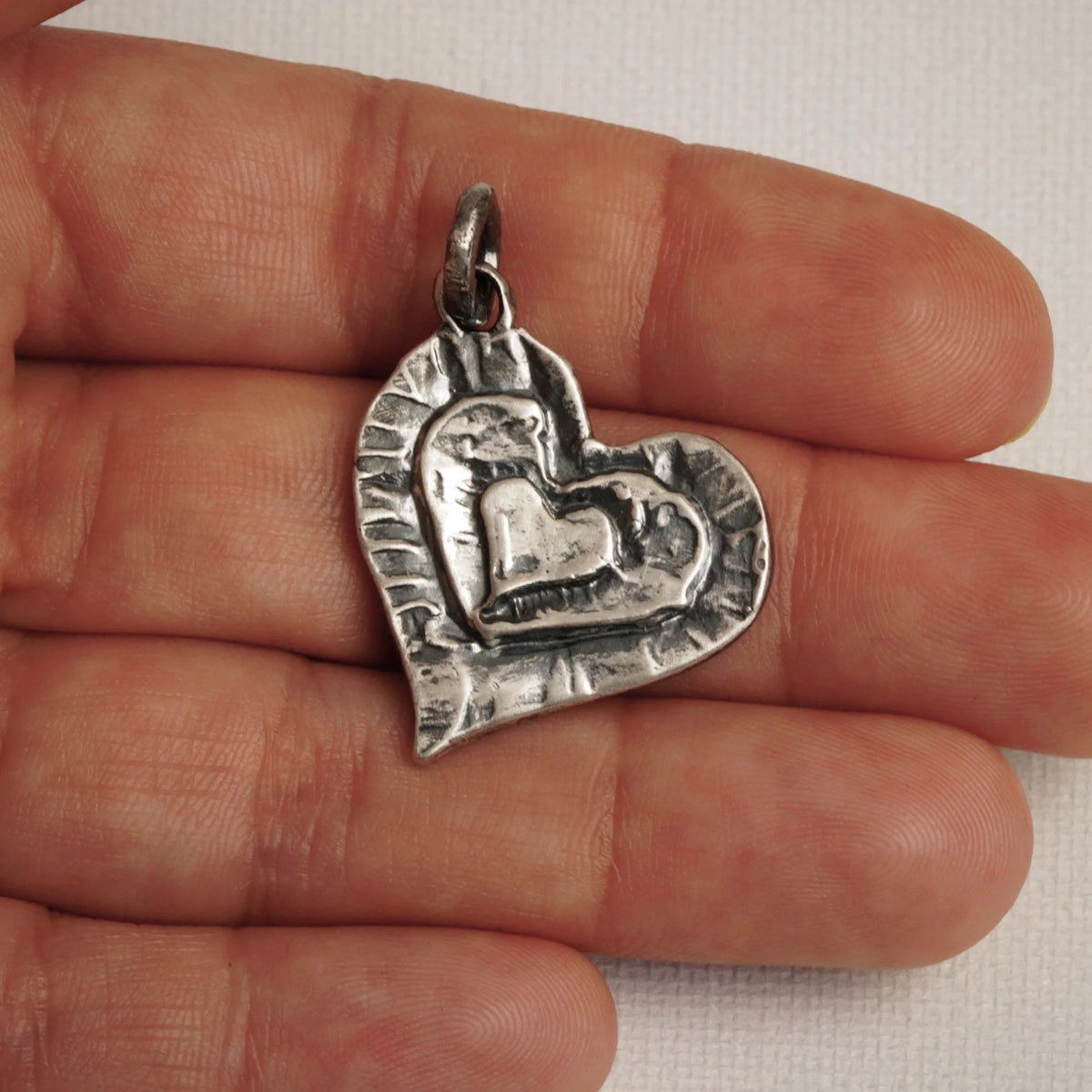 925er Silberschmuck – Anhänger „Mama, Papa und ich“, drei Herzen in einem | Handgefertigter Boho-Talisman für Liebe und Verbundenheit, skulpturales Schmuckstück | Art Diva