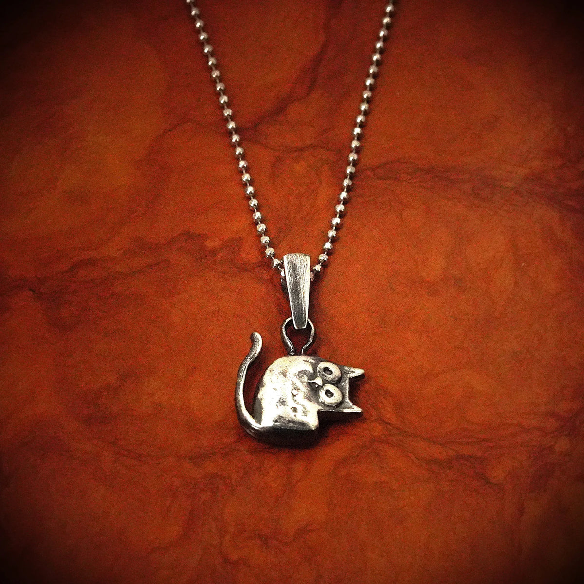 „Pisana“ – oxidierter Katzen-Anhänger aus 925er Silber für Katzenliebhaber, Skulpturenschmuck im Boho- und rustikalen Stil | Art Diva