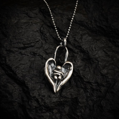 „Engelsumarmung“-Anhänger aus 925er Silber – Talisman für Trost und Schutz, oxidierter Skulpturenschmuck im Boho- und rustikalen Stil | Art Diva