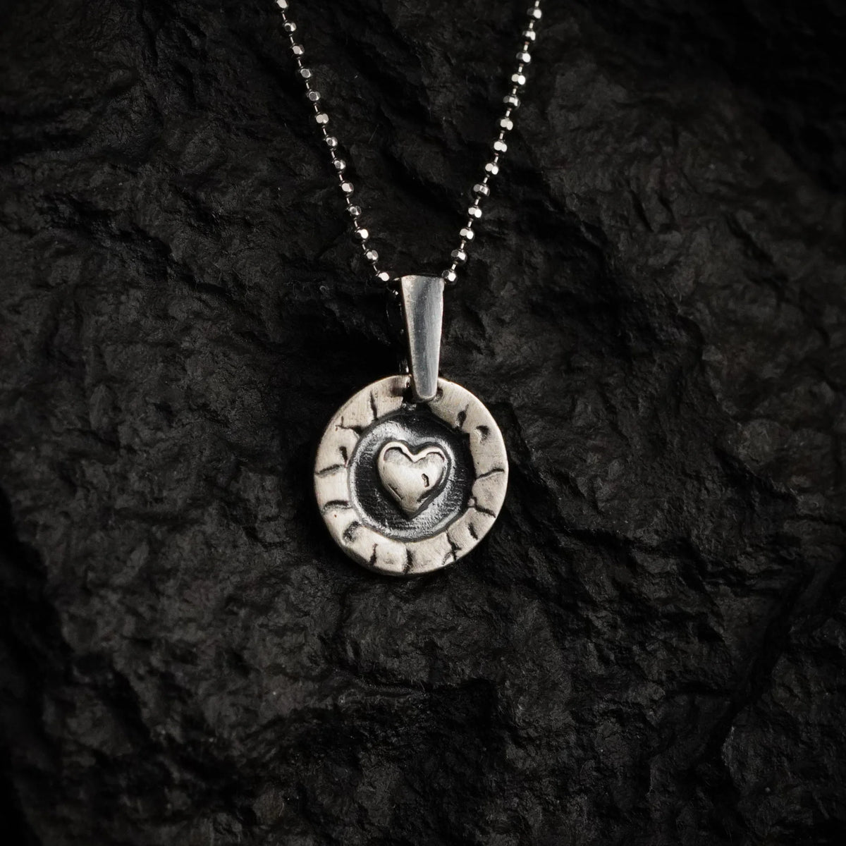 „Herz im Kreis“ – handgefertigter Anhänger aus 925er Silber, Talisman für Liebe und Schutz, Skulpturenschmuck im Boho- und rustikalen Stil | Art Diva